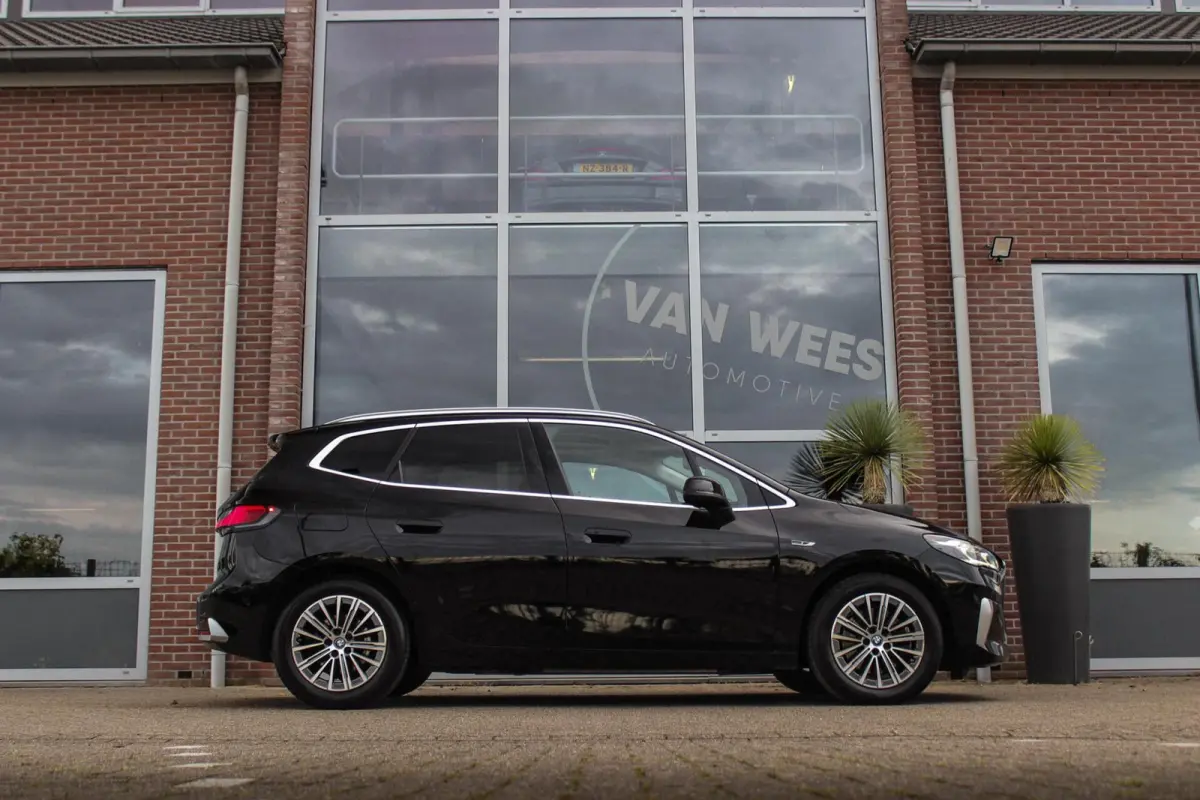 230e xDrive Luxury Line | 1e eigenaar | BTW auto | Driving Assistant | Harman Kardon | 360 camera | Panoramadak | Head-up | M-sportstuur | Keyless entry