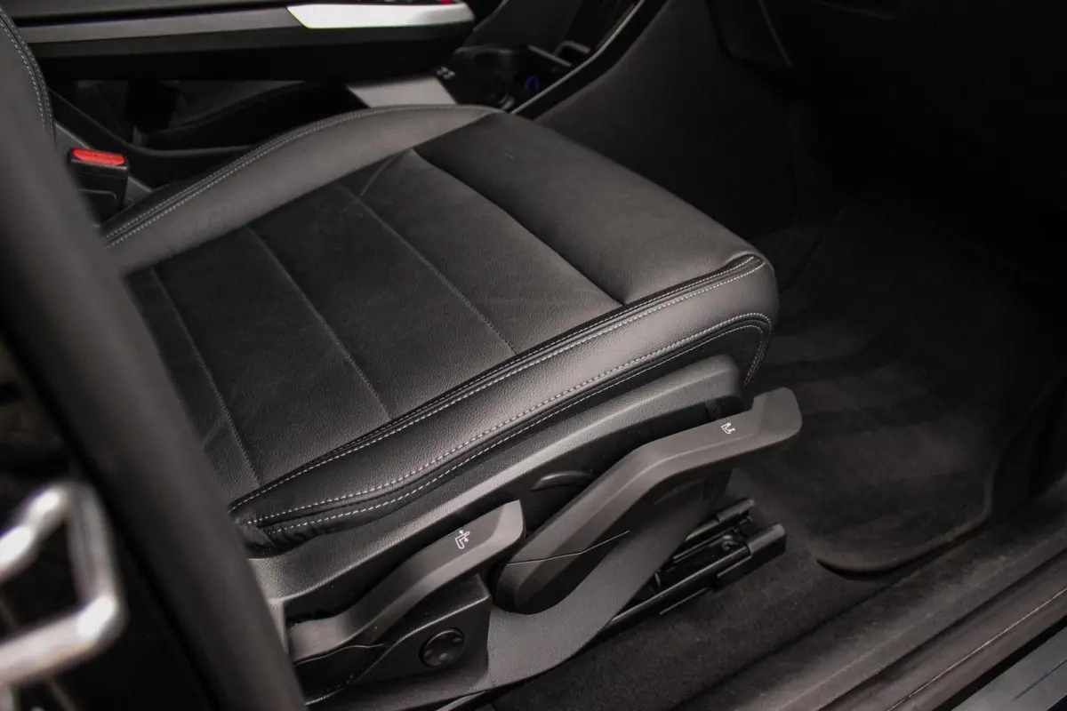 230e xDrive Luxury Line | 1e eigenaar | BTW auto | Driving Assistant | Harman Kardon | 360 camera | Panoramadak | Head-up | M-sportstuur | Keyless entry