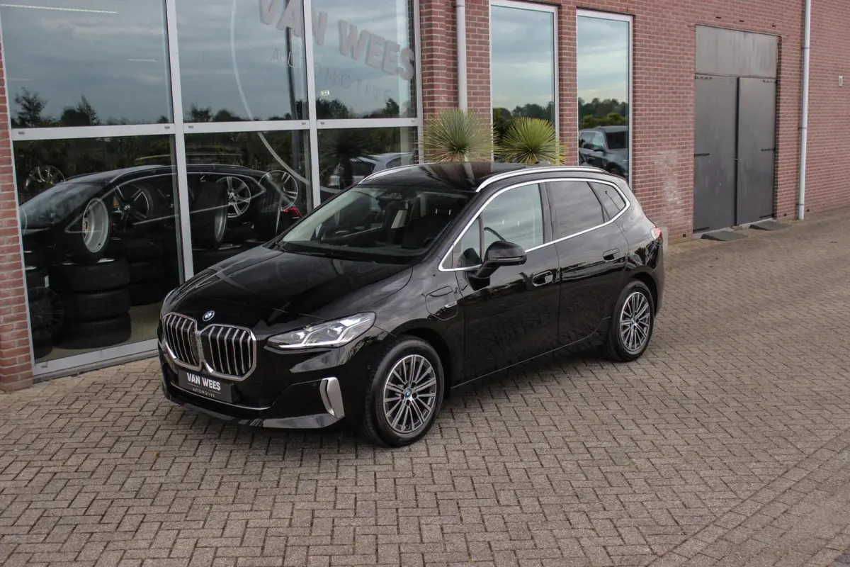 230e xDrive Luxury Line | 1e eigenaar | BTW auto | Driving Assistant | Harman Kardon | 360 camera | Panoramadak | Head-up | M-sportstuur | Keyless entry