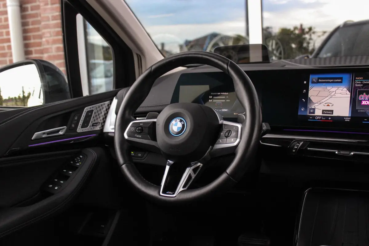 230e xDrive Luxury Line | 1e eigenaar | BTW auto | Driving Assistant | Harman Kardon | 360 camera | Panoramadak | Head-up | M-sportstuur | Keyless entry