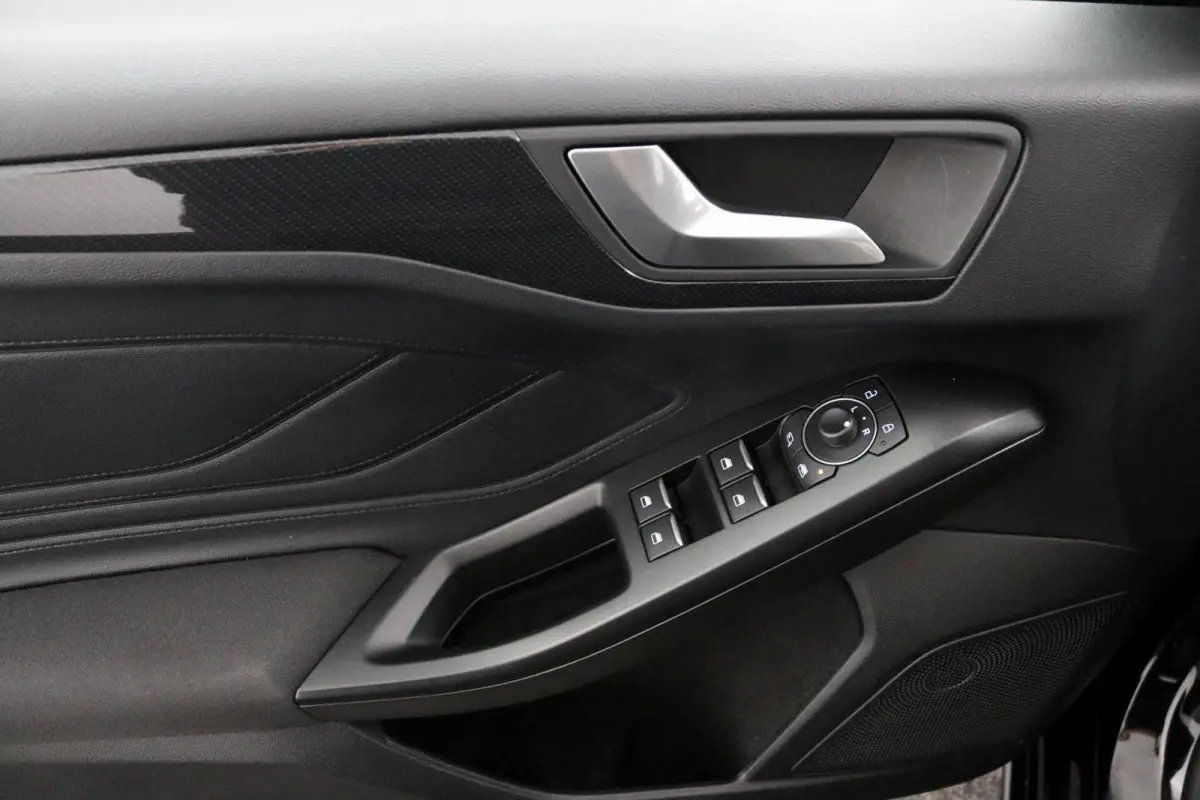 1.0 EcoBoost Hybrid ST-line X zwart