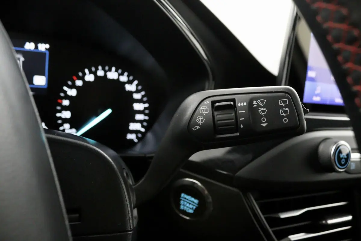1.0 EcoBoost Hybrid ST-line X zwart