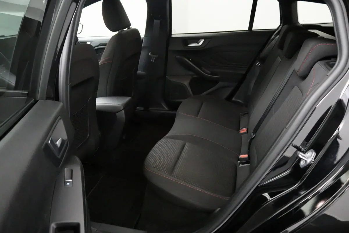 1.0 EcoBoost Hybrid ST-line X zwart