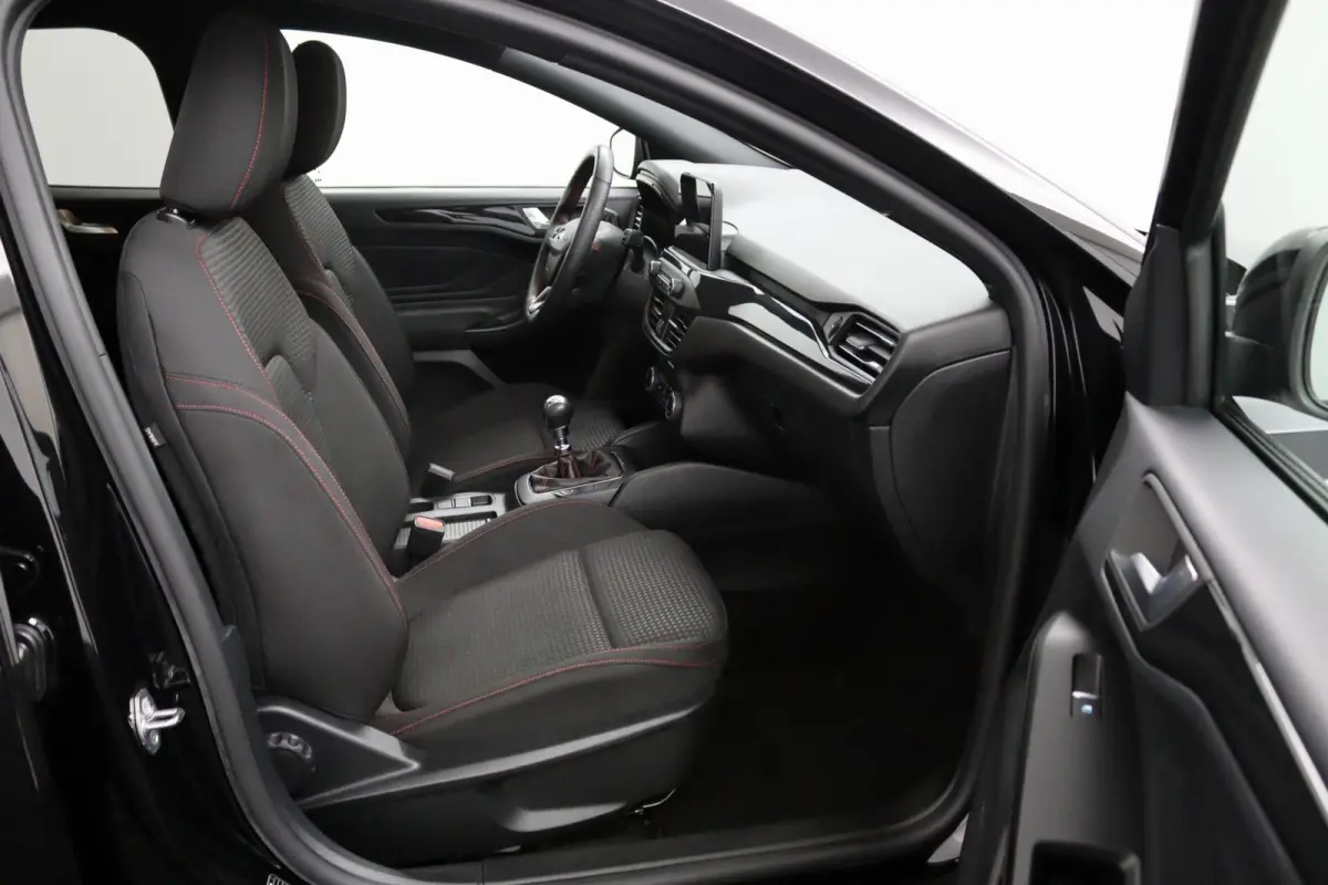 1.0 EcoBoost Hybrid ST-line X zwart