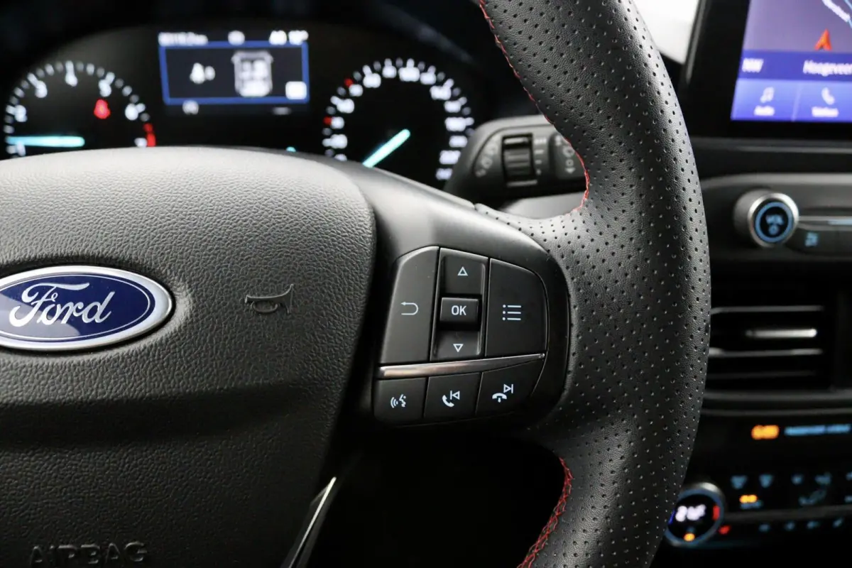 1.0 EcoBoost Hybrid ST-line X zwart