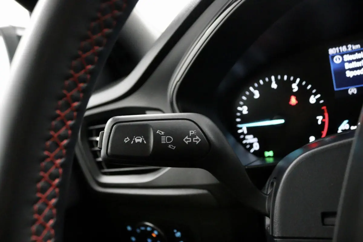 1.0 EcoBoost Hybrid ST-line X zwart