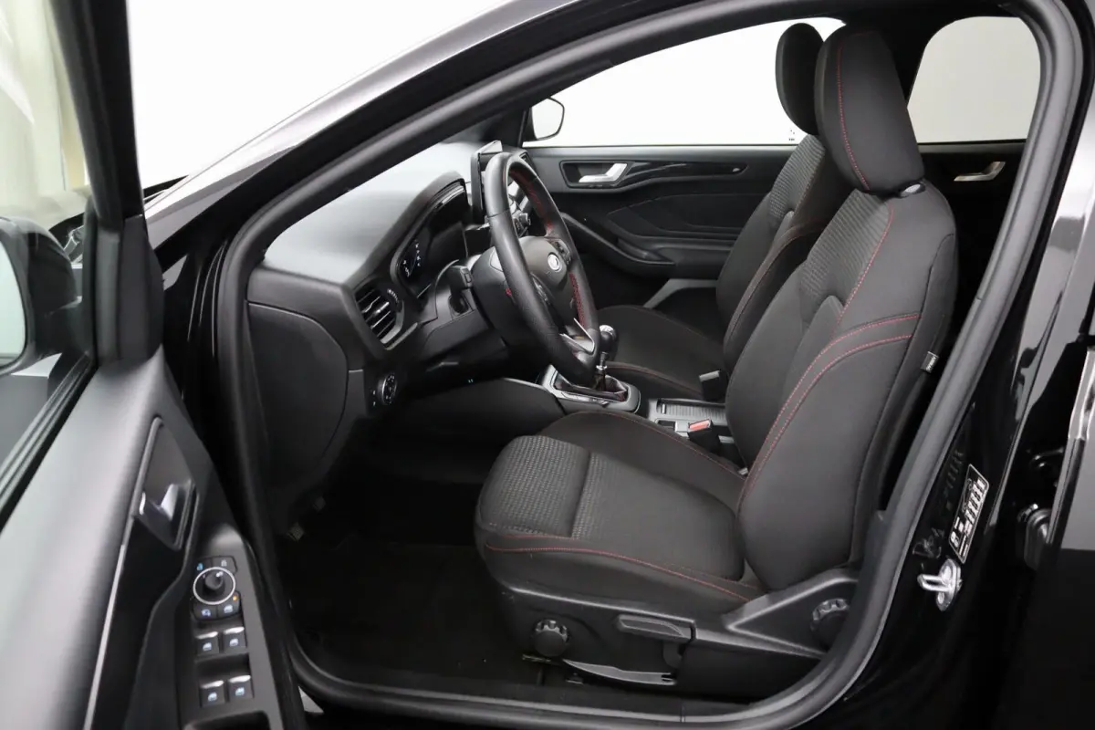 1.0 EcoBoost Hybrid ST-line X zwart
