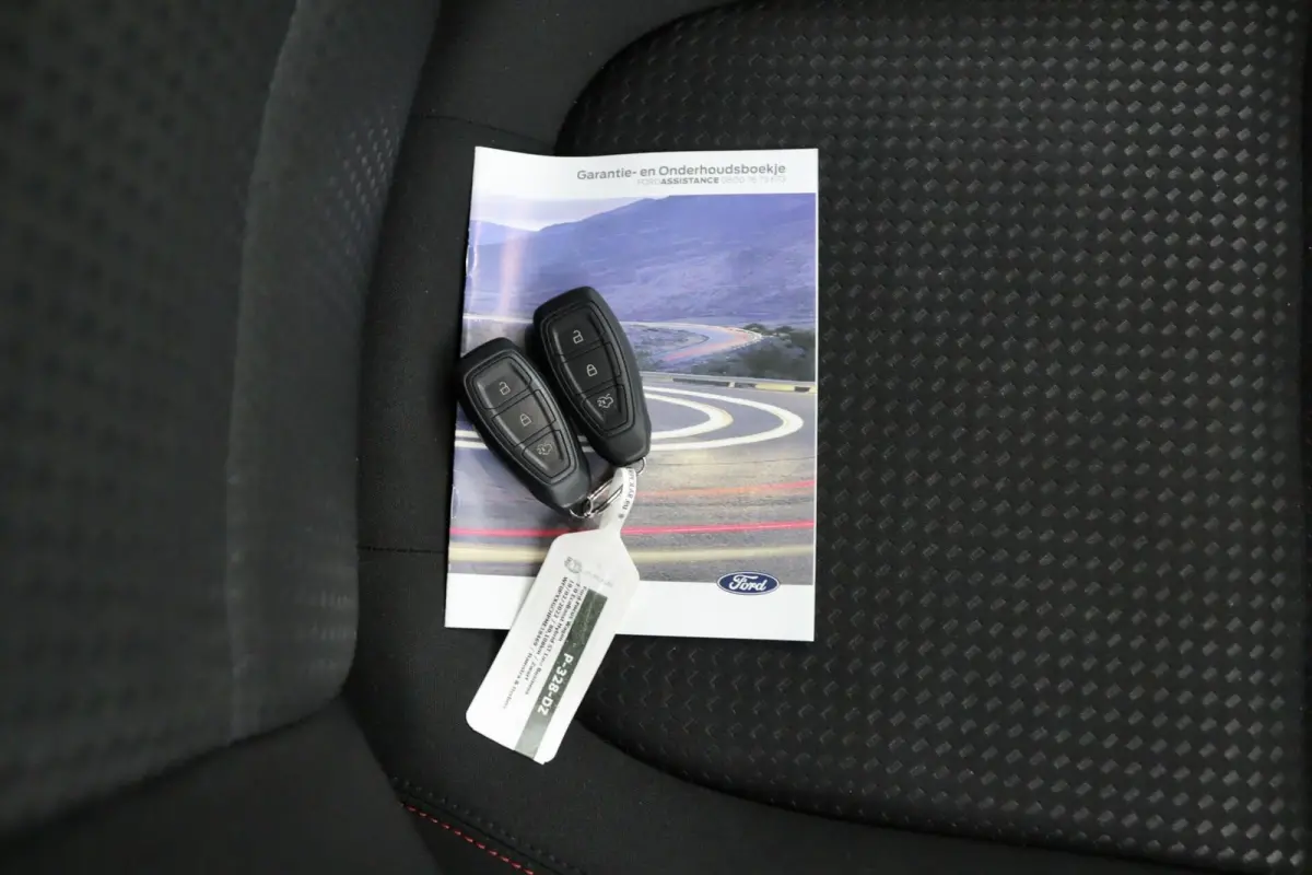 1.0 EcoBoost Hybrid ST-line X zwart