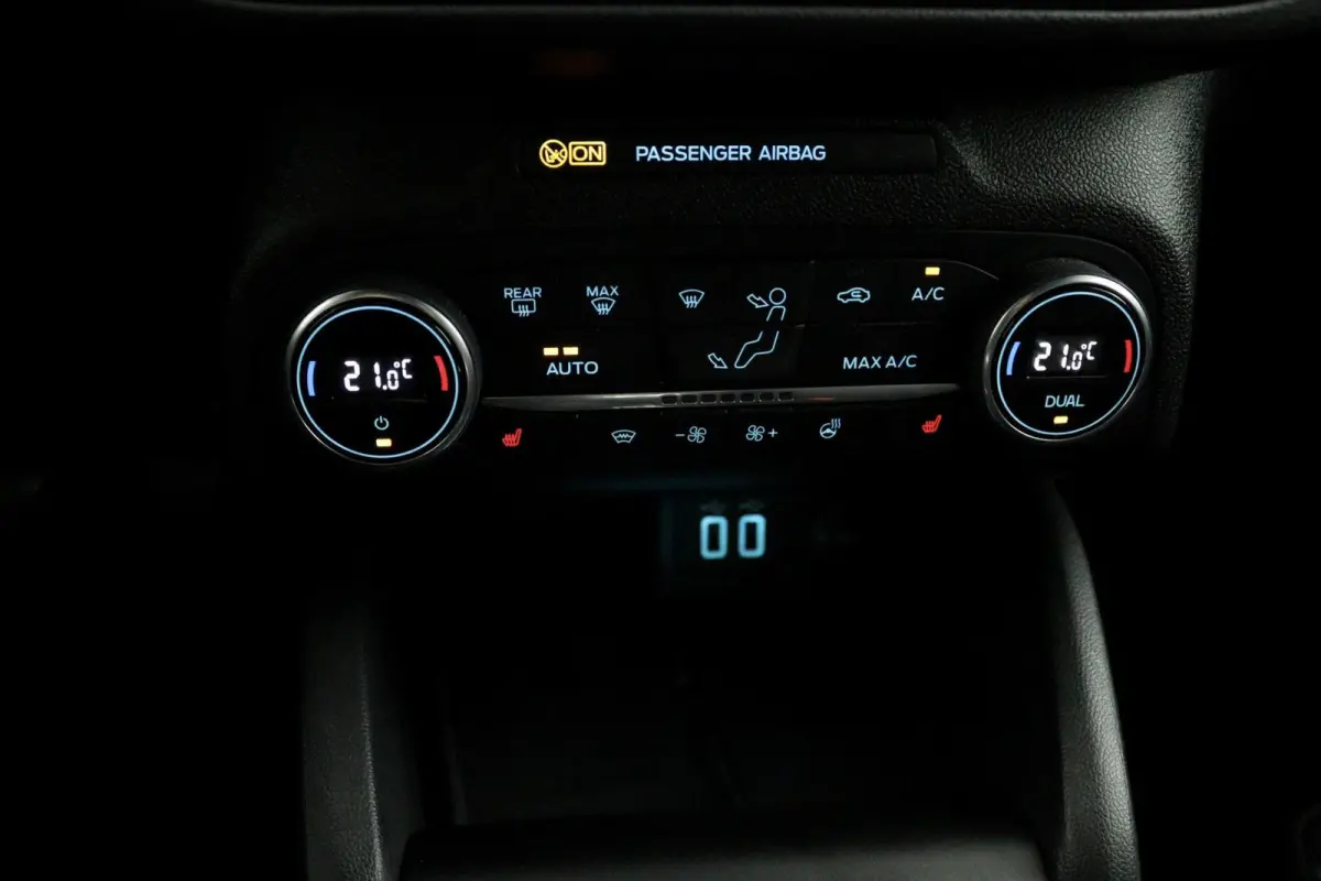 1.0 EcoBoost Hybrid ST-line X zwart
