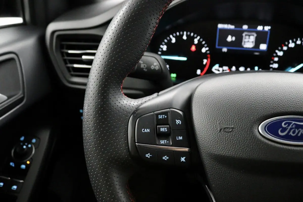 1.0 EcoBoost Hybrid ST-line X zwart