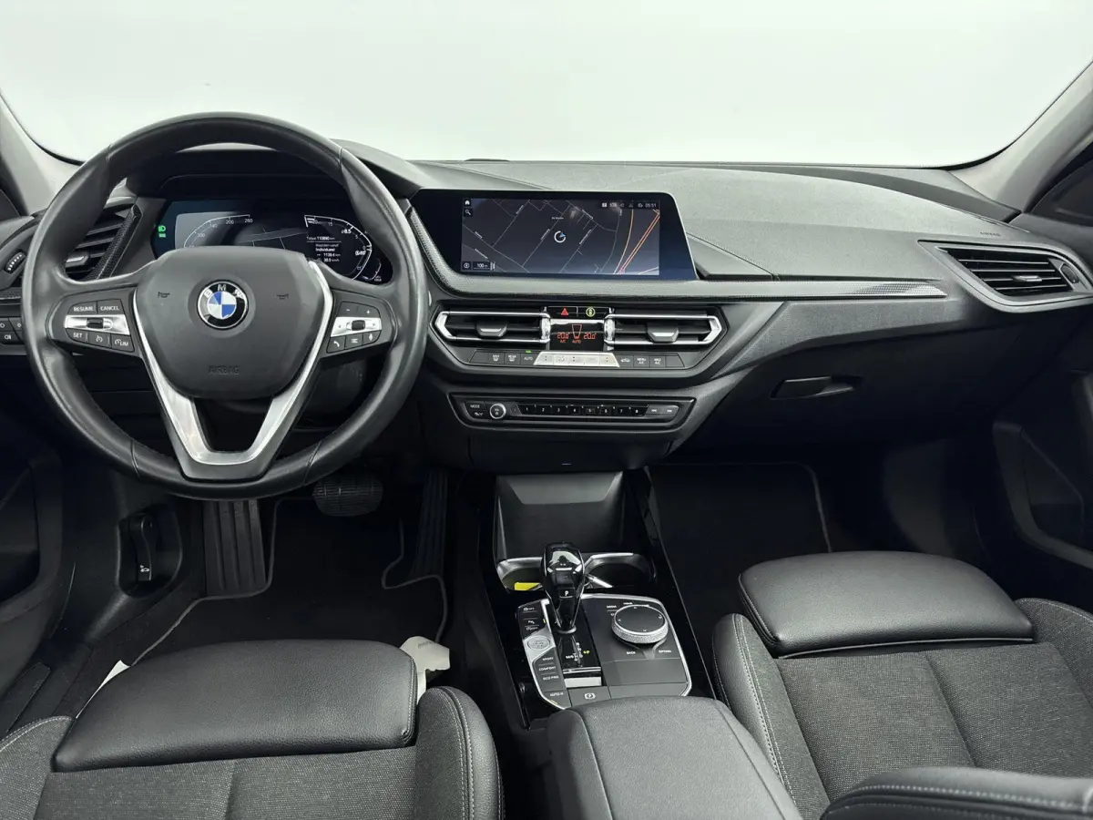 118i Executive Edition AUTOMAAT | PANORAMADAK | CLIMATE CONTROL | NAVIGATIE