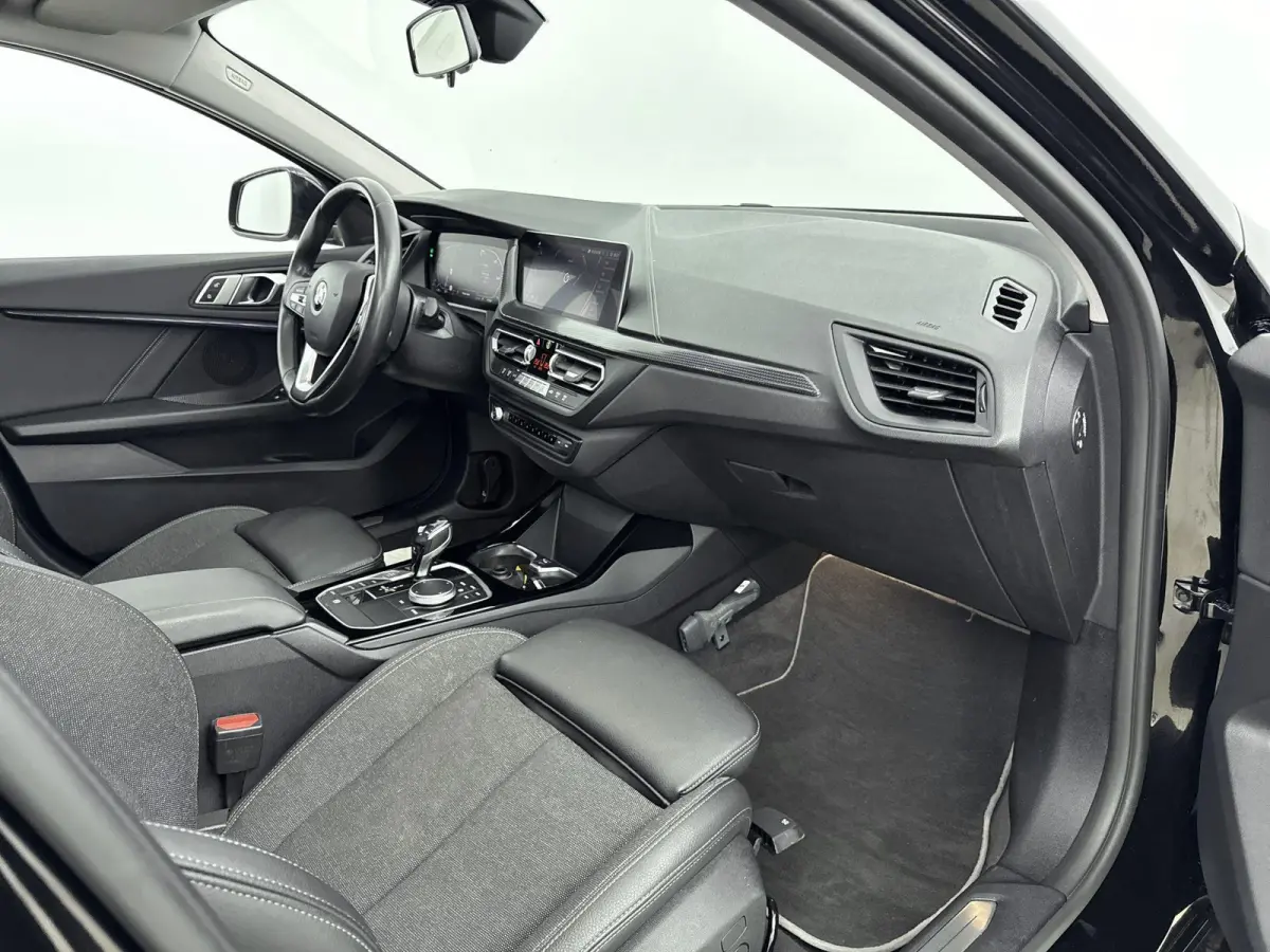 118i Executive Edition AUTOMAAT | PANORAMADAK | CLIMATE CONTROL | NAVIGATIE