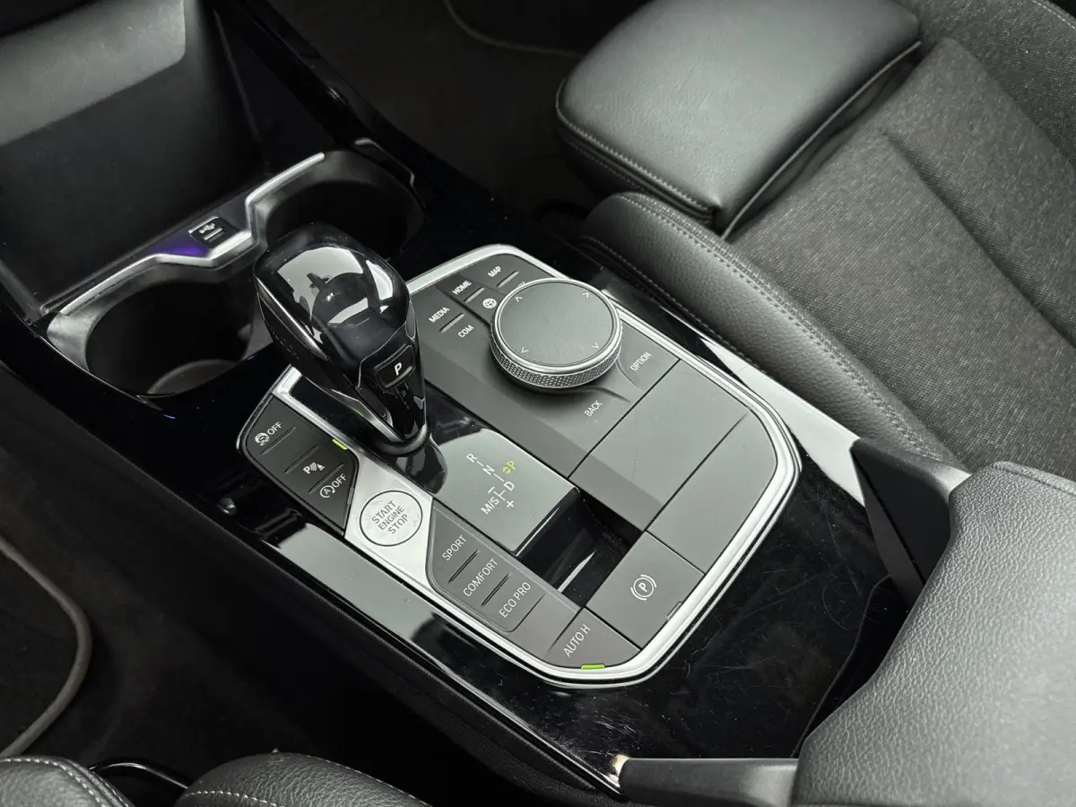 118i Executive Edition AUTOMAAT | PANORAMADAK | CLIMATE CONTROL | NAVIGATIE