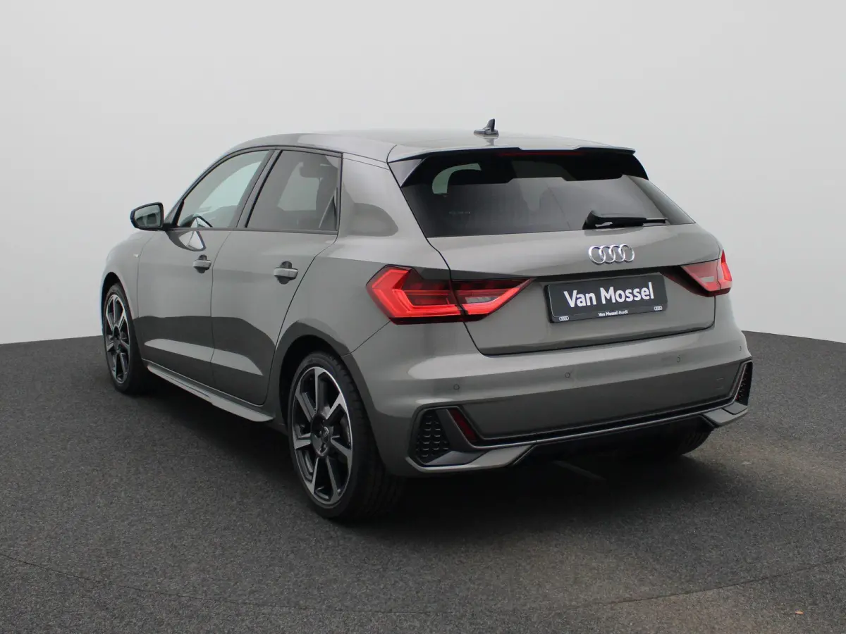 35 TFSI S edition l Adaptive cruise control l Stoelverwarming l Climate control l Parkeersensoren l Audi smartphone interface l Privacy glas l Ledkoplampen l Audi sound system l Audi virtual