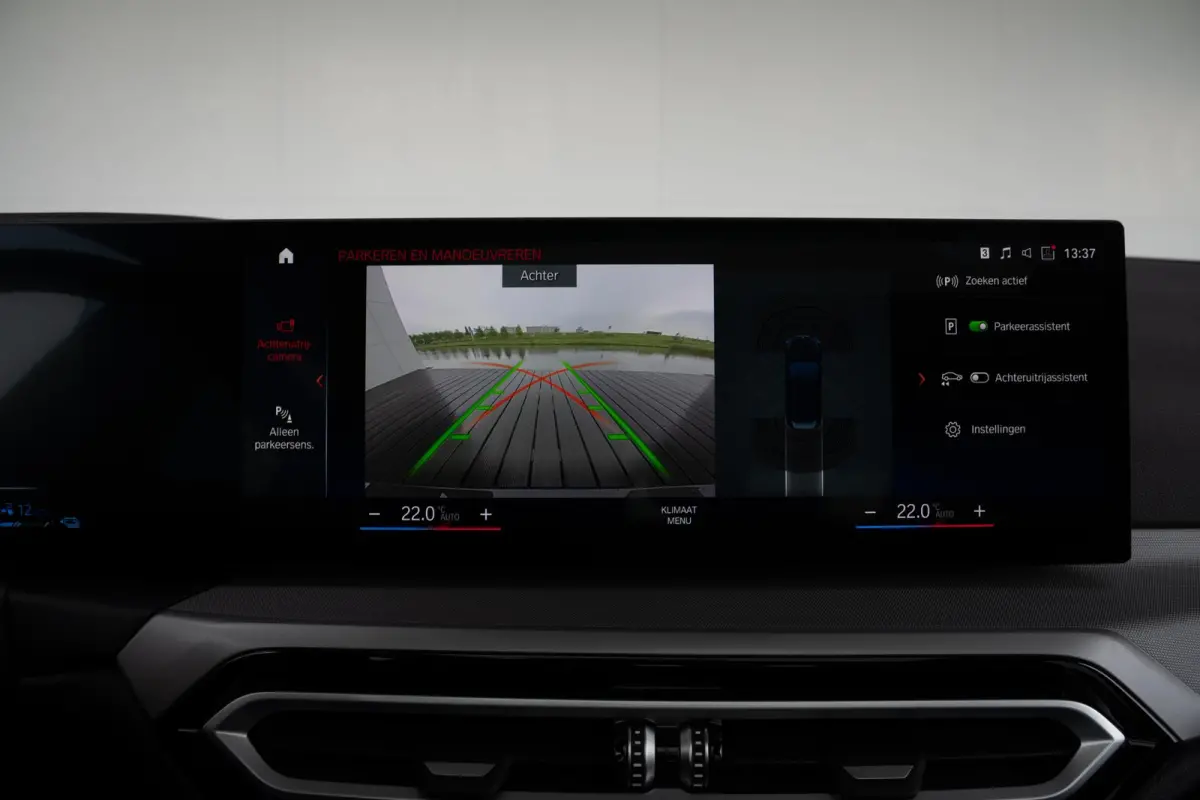 330e SoH 98% | Achteruitrijcamera | Innovation Pack | Panoramadak | Stoelverwarming | Active Cruise Control | 17''