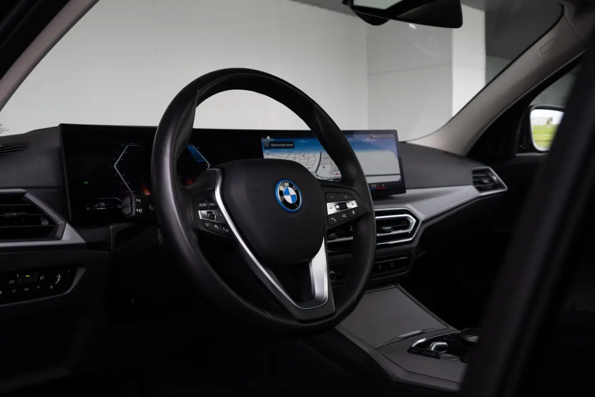 330e SoH 98% | Achteruitrijcamera | Innovation Pack | Panoramadak | Stoelverwarming | Active Cruise Control | 17''