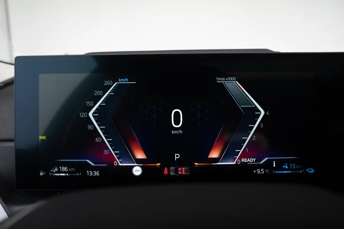 330e SoH 98% | Achteruitrijcamera | Innovation Pack | Panoramadak | Stoelverwarming | Active Cruise Control | 17''