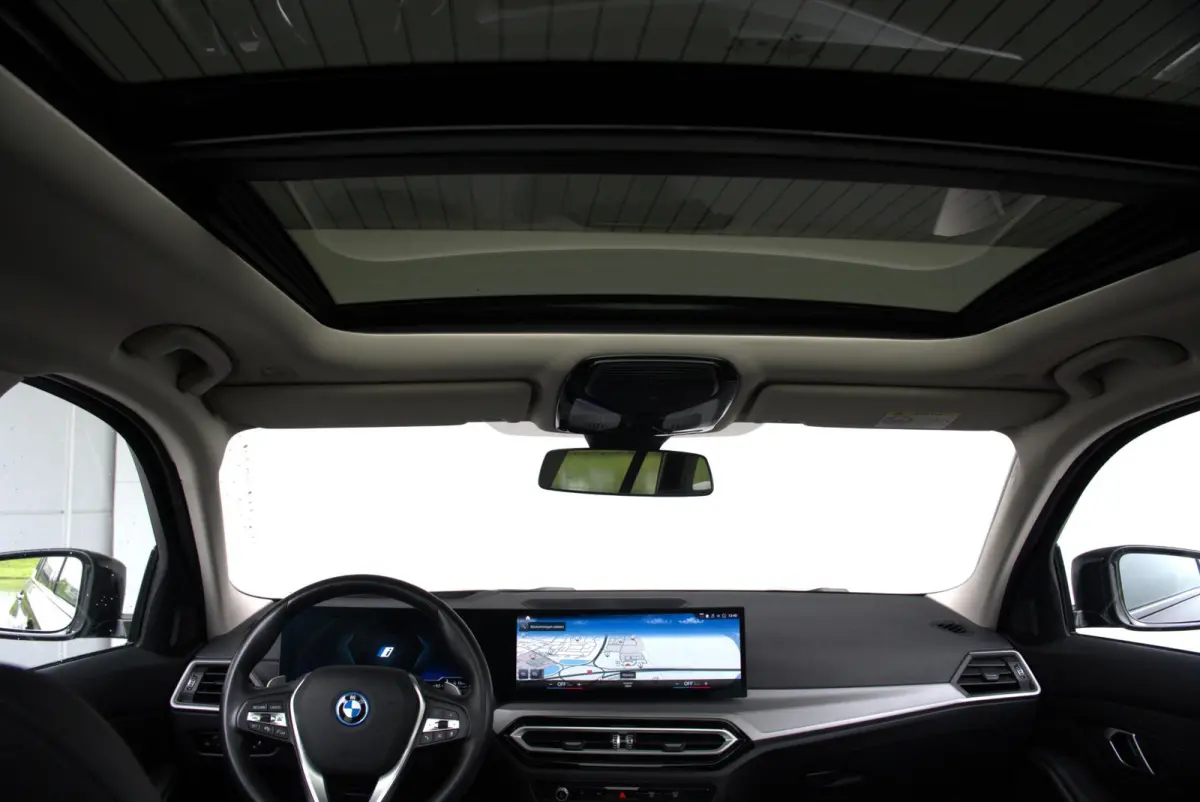330e SoH 98% | Achteruitrijcamera | Innovation Pack | Panoramadak | Stoelverwarming | Active Cruise Control | 17''