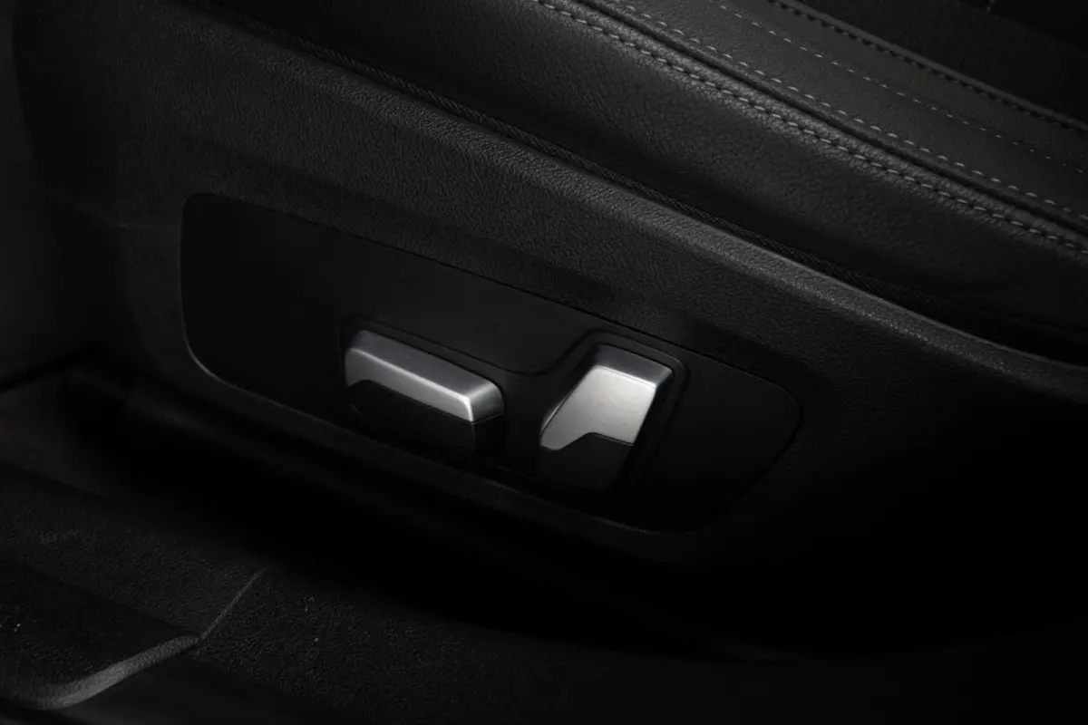 330e SoH 98% | Achteruitrijcamera | Innovation Pack | Panoramadak | Stoelverwarming | Active Cruise Control | 17''