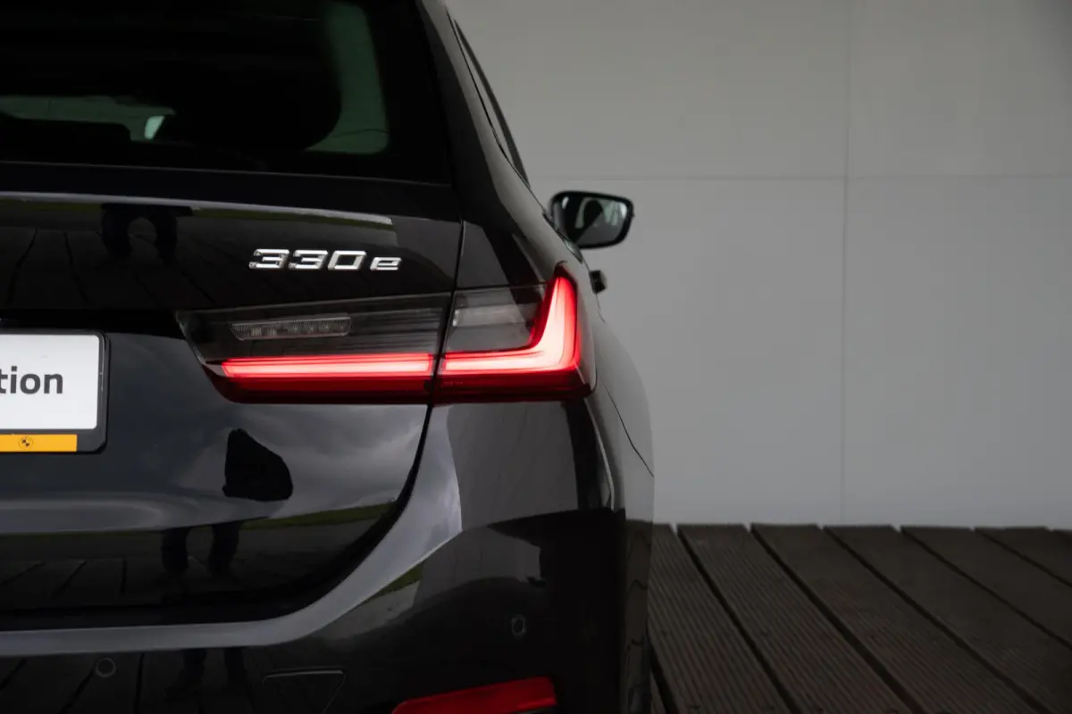 330e SoH 98% | Achteruitrijcamera | Innovation Pack | Panoramadak | Stoelverwarming | Active Cruise Control | 17''