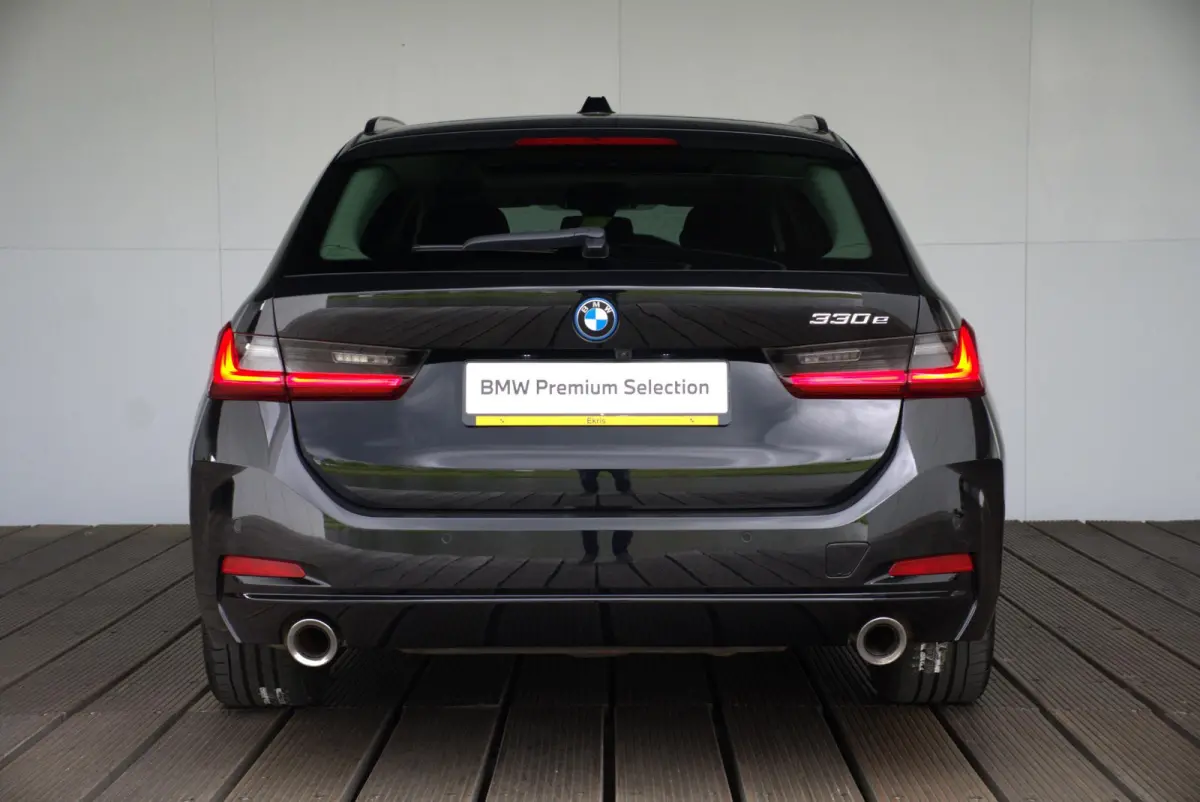330e SoH 98% | Achteruitrijcamera | Innovation Pack | Panoramadak | Stoelverwarming | Active Cruise Control | 17''