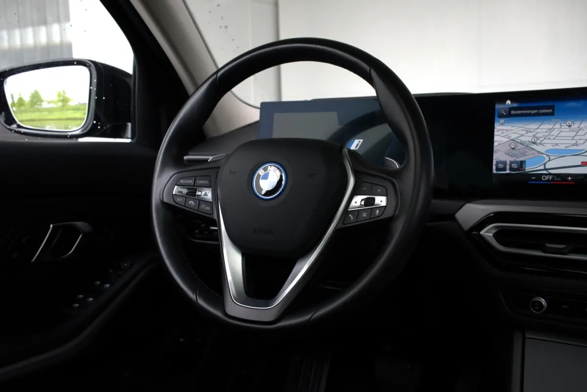 330e SoH 98% | Achteruitrijcamera | Innovation Pack | Panoramadak | Stoelverwarming | Active Cruise Control | 17''