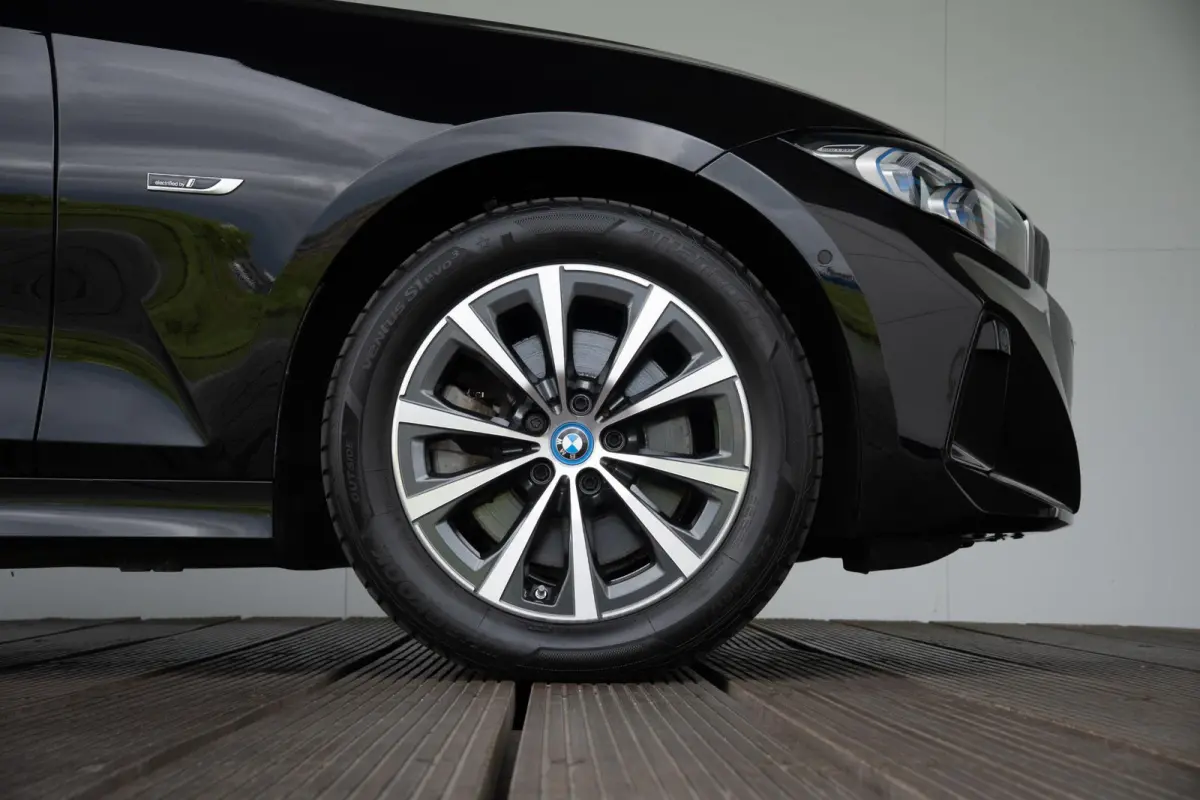 330e SoH 98% | Achteruitrijcamera | Innovation Pack | Panoramadak | Stoelverwarming | Active Cruise Control | 17''