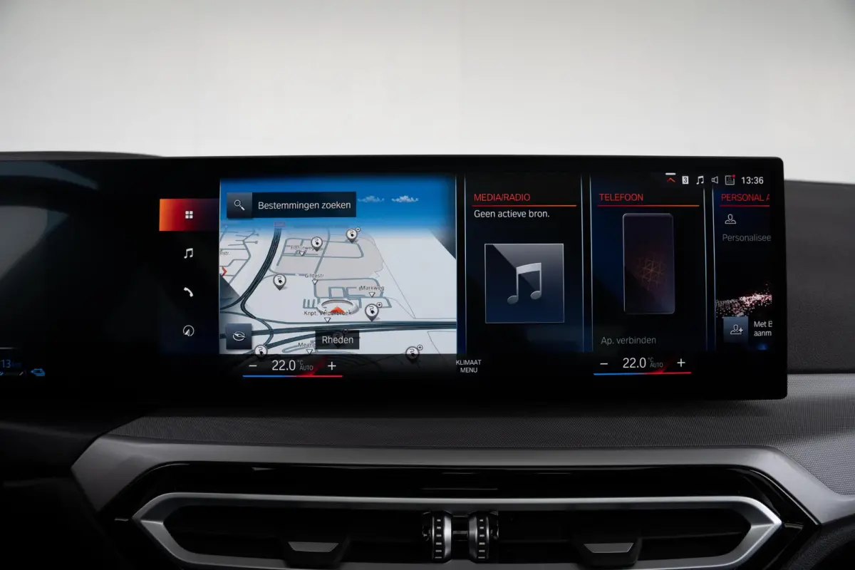 330e SoH 98% | Achteruitrijcamera | Innovation Pack | Panoramadak | Stoelverwarming | Active Cruise Control | 17''