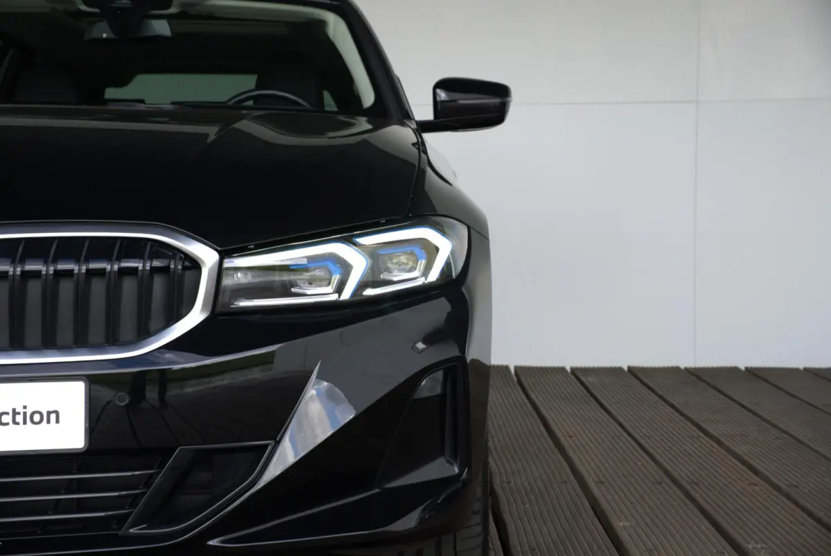 330e SoH 98% | Achteruitrijcamera | Innovation Pack | Panoramadak | Stoelverwarming | Active Cruise Control | 17''