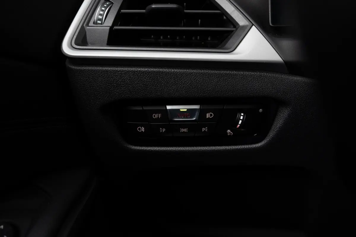 330e SoH 98% | Achteruitrijcamera | Innovation Pack | Panoramadak | Stoelverwarming | Active Cruise Control | 17''