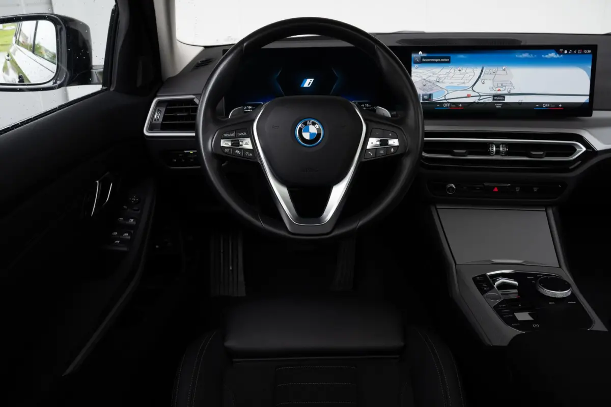 330e SoH 98% | Achteruitrijcamera | Innovation Pack | Panoramadak | Stoelverwarming | Active Cruise Control | 17''