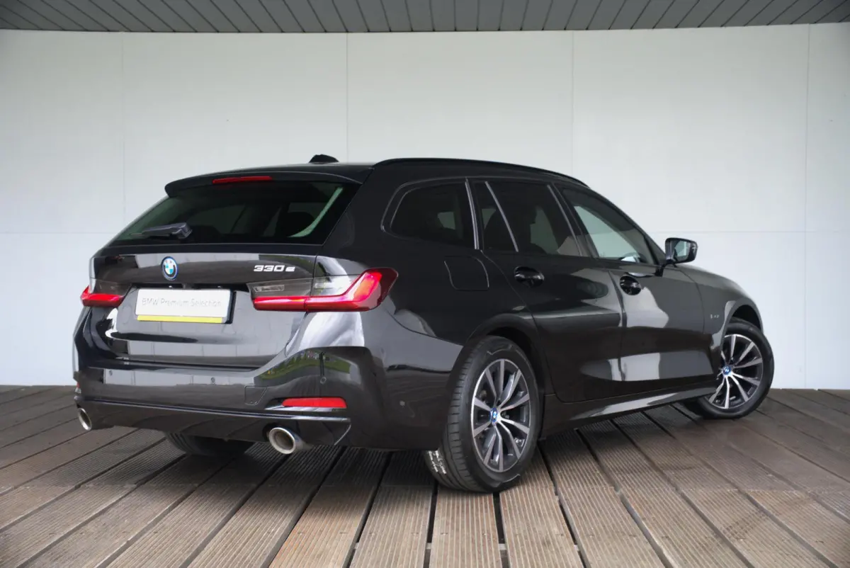 330e SoH 98% | Achteruitrijcamera | Innovation Pack | Panoramadak | Stoelverwarming | Active Cruise Control | 17''