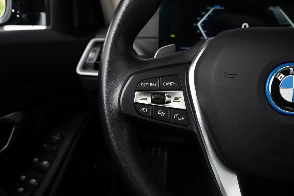 330e SoH 98% | Achteruitrijcamera | Innovation Pack | Panoramadak | Stoelverwarming | Active Cruise Control | 17''
