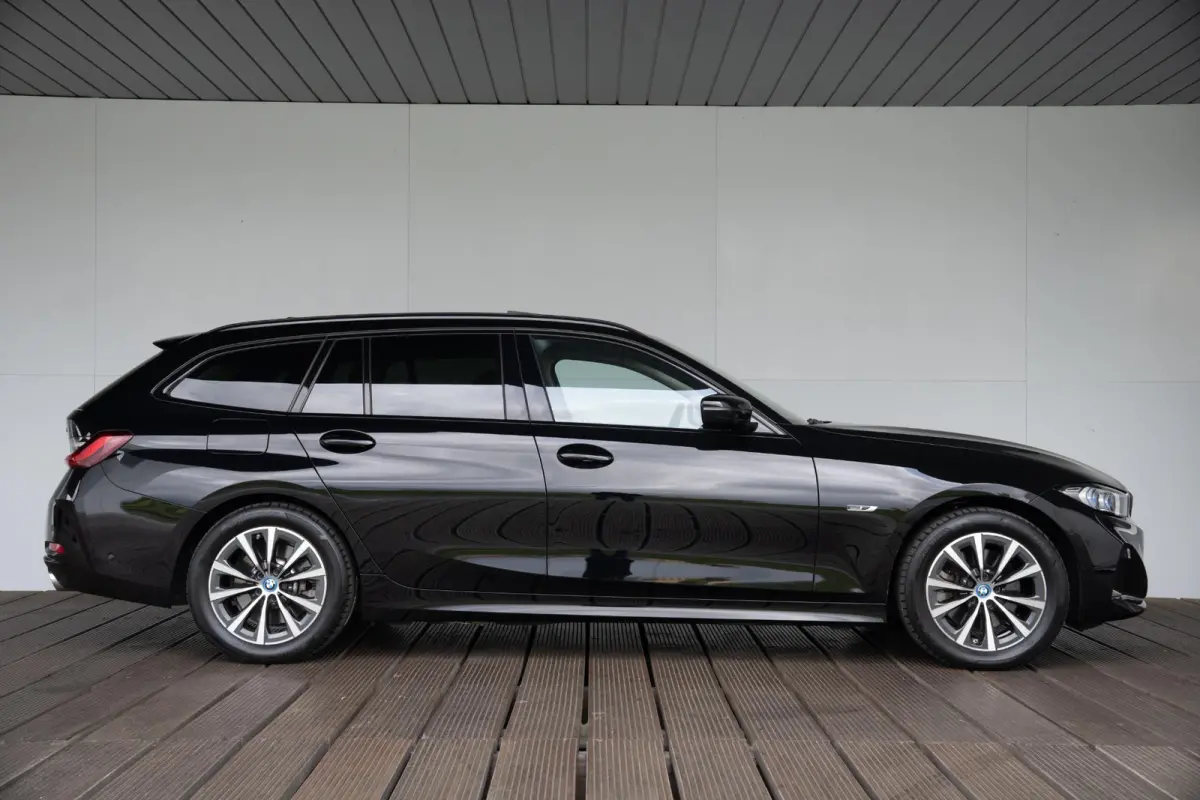 330e SoH 98% | Achteruitrijcamera | Innovation Pack | Panoramadak | Stoelverwarming | Active Cruise Control | 17''