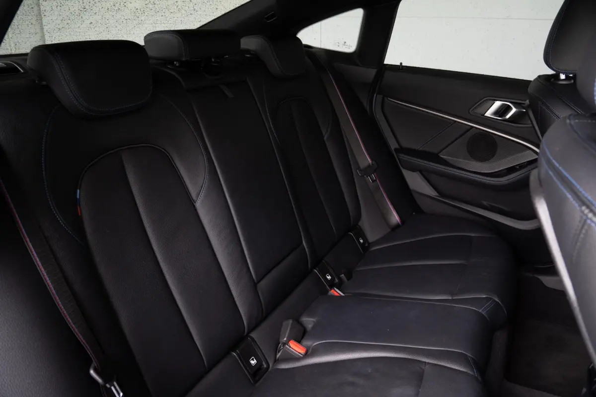 330e SoH 98% | Achteruitrijcamera | Innovation Pack | Panoramadak | Stoelverwarming | Active Cruise Control | 17''