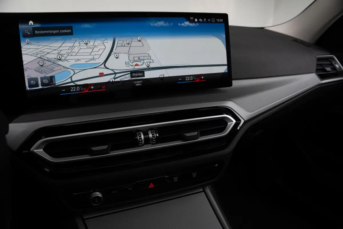 330e SoH 98% | Achteruitrijcamera | Innovation Pack | Panoramadak | Stoelverwarming | Active Cruise Control | 17''