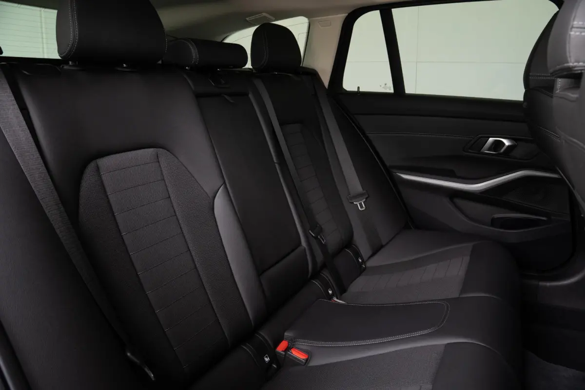 330e SoH 98% | Achteruitrijcamera | Innovation Pack | Panoramadak | Stoelverwarming | Active Cruise Control | 17''
