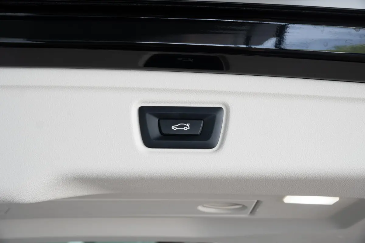 330e SoH 98% | Achteruitrijcamera | Innovation Pack | Panoramadak | Stoelverwarming | Active Cruise Control | 17''