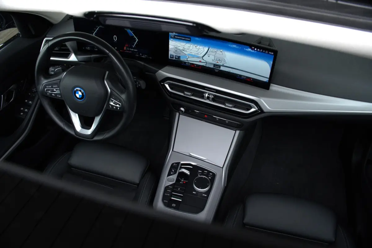 330e SoH 98% | Achteruitrijcamera | Innovation Pack | Panoramadak | Stoelverwarming | Active Cruise Control | 17''