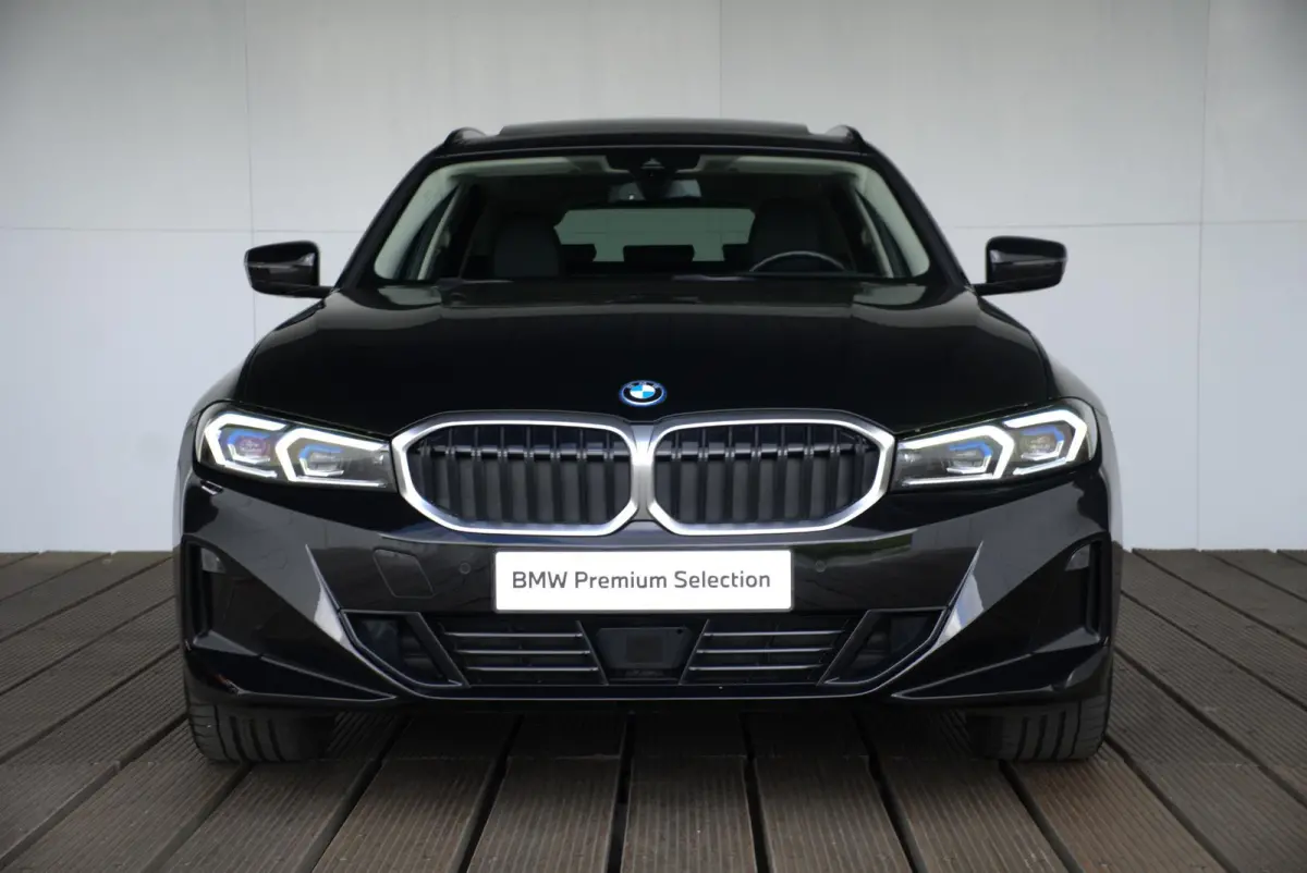 330e SoH 98% | Achteruitrijcamera | Innovation Pack | Panoramadak | Stoelverwarming | Active Cruise Control | 17''