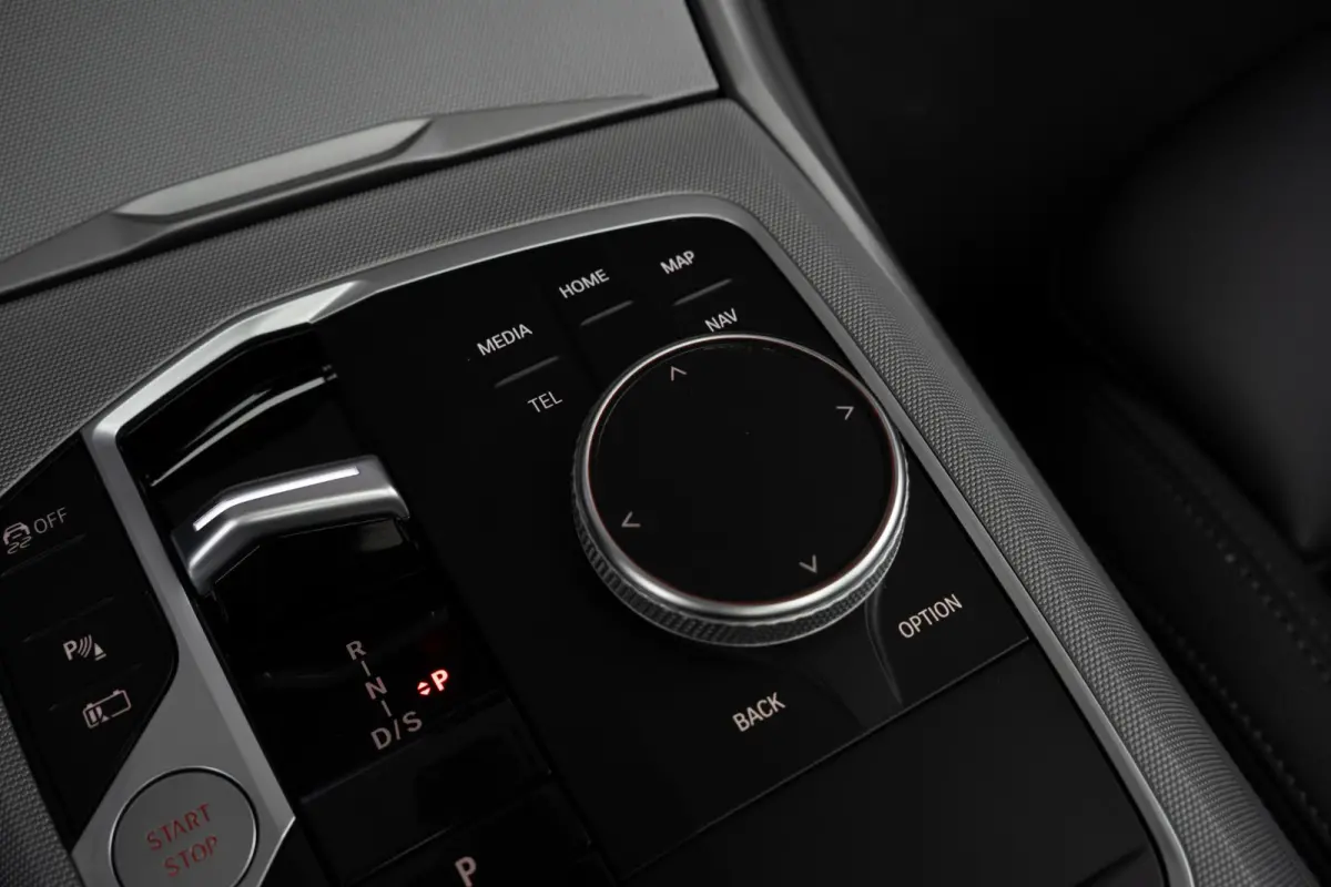 330e SoH 98% | Achteruitrijcamera | Innovation Pack | Panoramadak | Stoelverwarming | Active Cruise Control | 17''