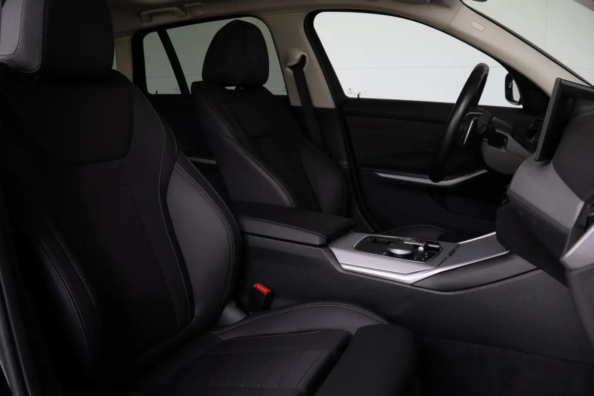 330e SoH 98% | Achteruitrijcamera | Innovation Pack | Panoramadak | Stoelverwarming | Active Cruise Control | 17''