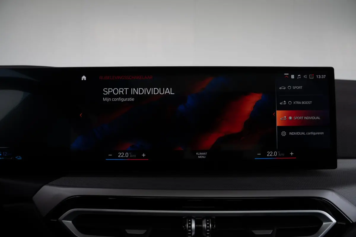 330e SoH 98% | Achteruitrijcamera | Innovation Pack | Panoramadak | Stoelverwarming | Active Cruise Control | 17''