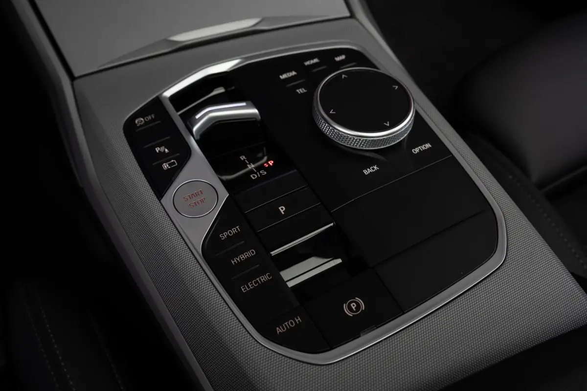 330e SoH 98% | Achteruitrijcamera | Innovation Pack | Panoramadak | Stoelverwarming | Active Cruise Control | 17''