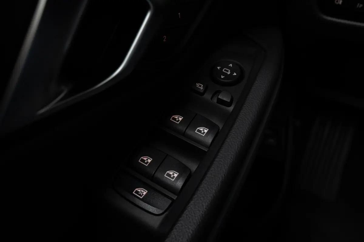 330e SoH 98% | Achteruitrijcamera | Innovation Pack | Panoramadak | Stoelverwarming | Active Cruise Control | 17''