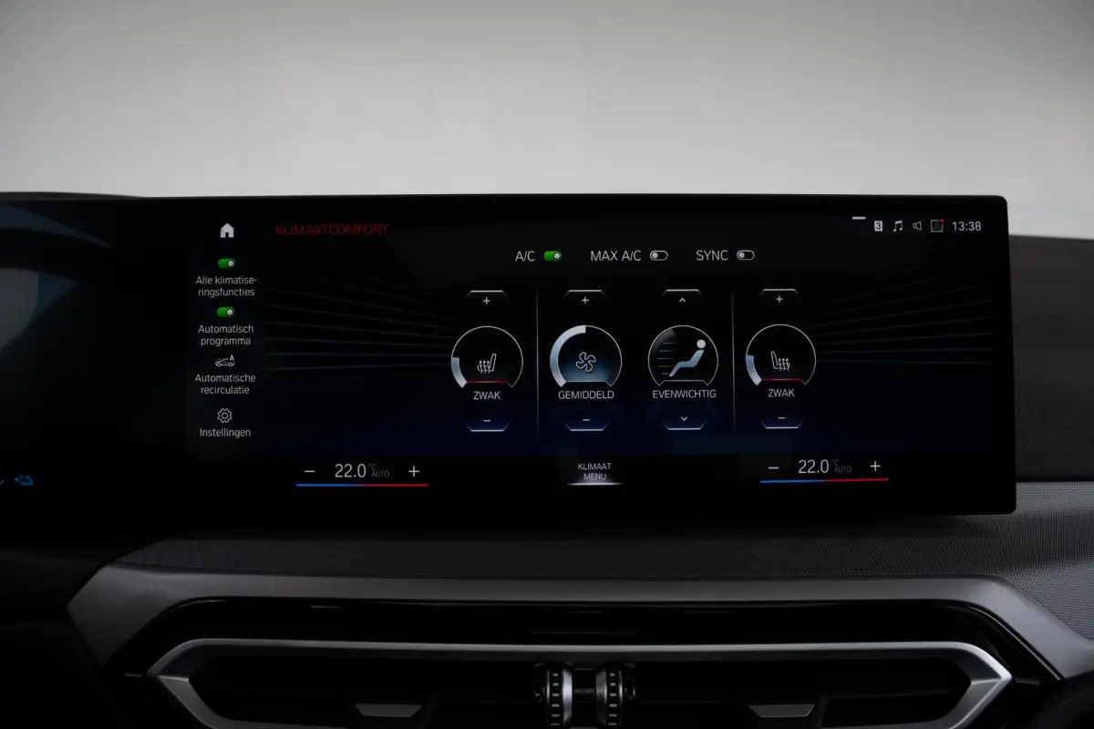 330e SoH 98% | Achteruitrijcamera | Innovation Pack | Panoramadak | Stoelverwarming | Active Cruise Control | 17''