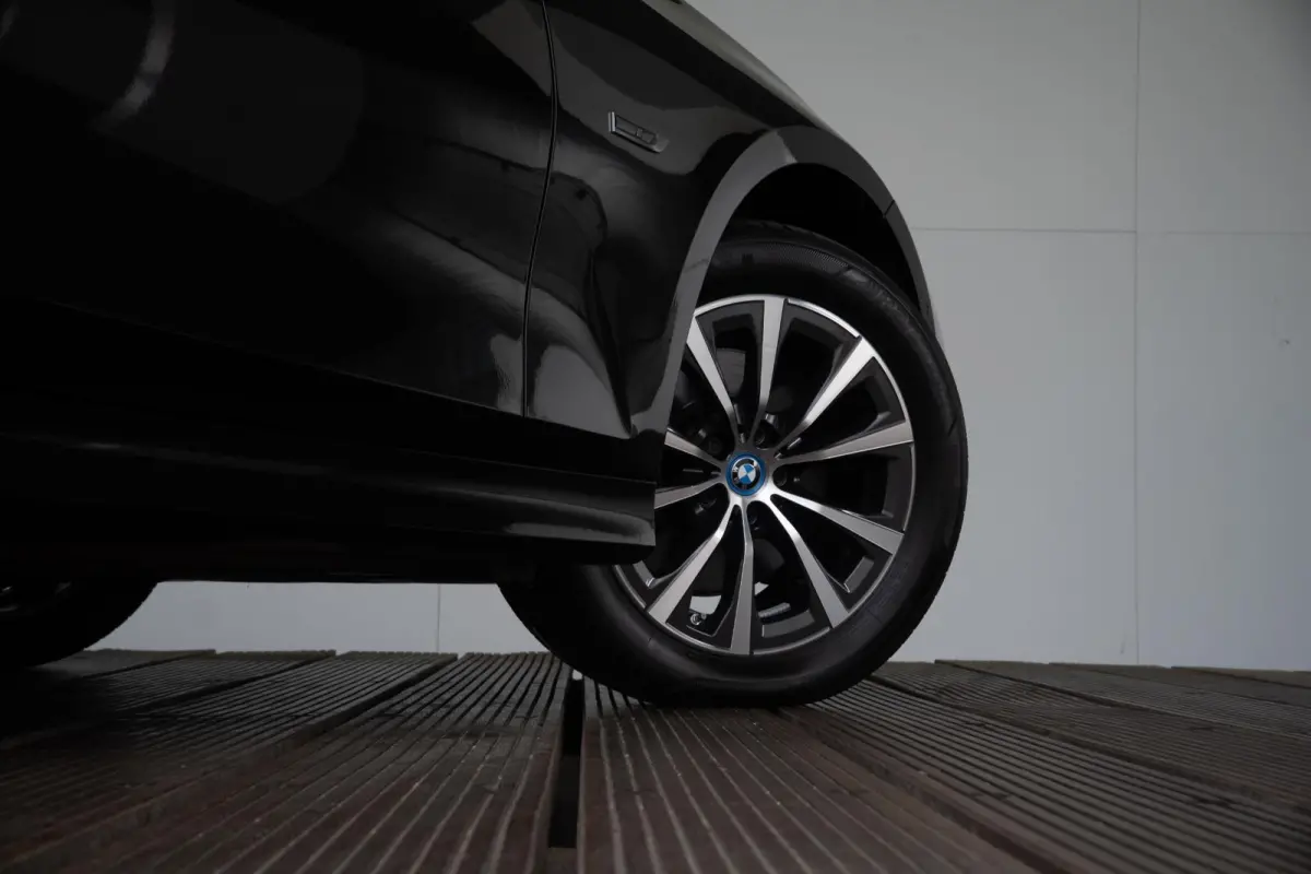 330e SoH 98% | Achteruitrijcamera | Innovation Pack | Panoramadak | Stoelverwarming | Active Cruise Control | 17''