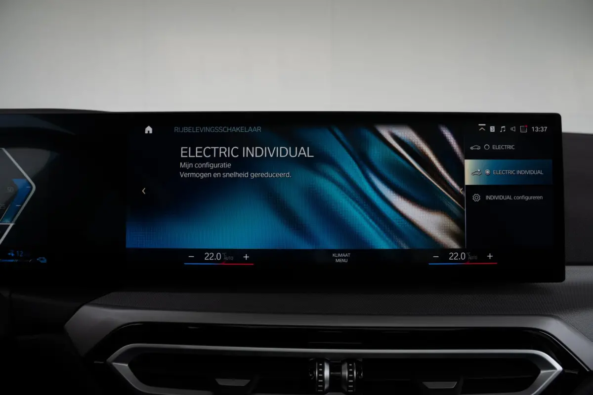 330e SoH 98% | Achteruitrijcamera | Innovation Pack | Panoramadak | Stoelverwarming | Active Cruise Control | 17''