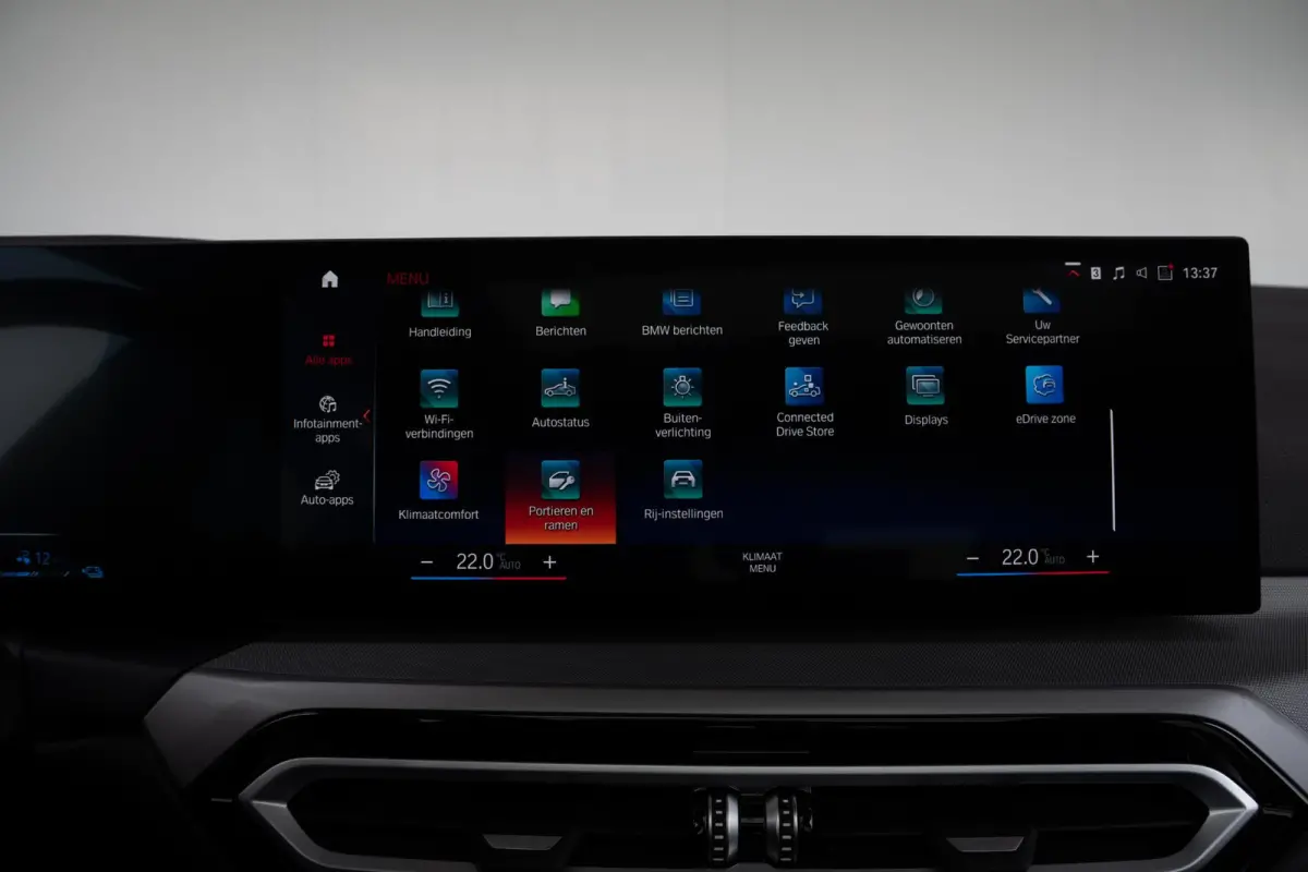 330e SoH 98% | Achteruitrijcamera | Innovation Pack | Panoramadak | Stoelverwarming | Active Cruise Control | 17''