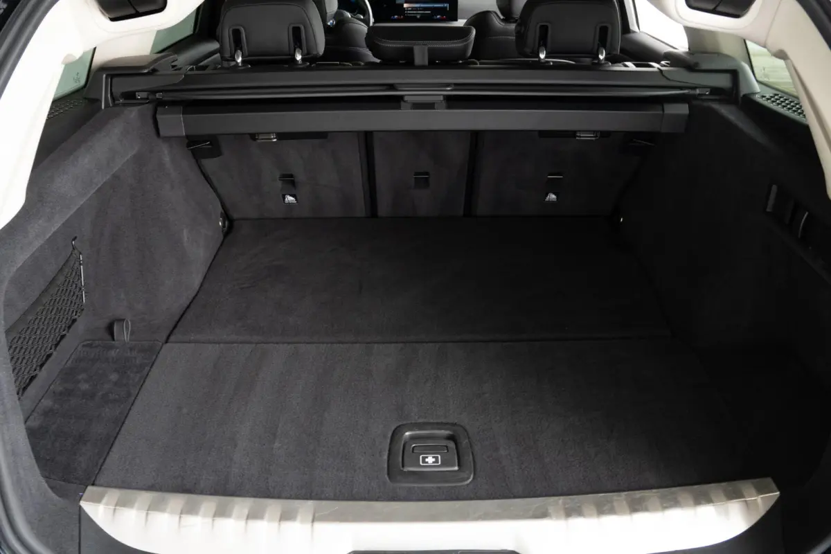 330e SoH 98% | Achteruitrijcamera | Innovation Pack | Panoramadak | Stoelverwarming | Active Cruise Control | 17''